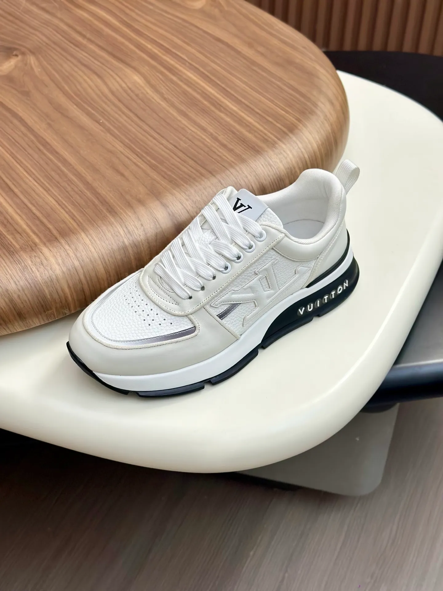 [L Family] Top P: 840💰 Size: 39-44 (38.45 can be customized) Lujia new color matching men's 🧍‍♂️trainer sneakers, this LV Trainer sneaker is made of soft grained calfskin, showing pure colors, the brand was born in 1854, the designer's handwritten brand logo is embellished on one side, virgil Designed by abloh himself, it is a very commemorative sneaker, the new LV Louis Vuitton trainer sneaker low casual sports culture versatile basketball shoes